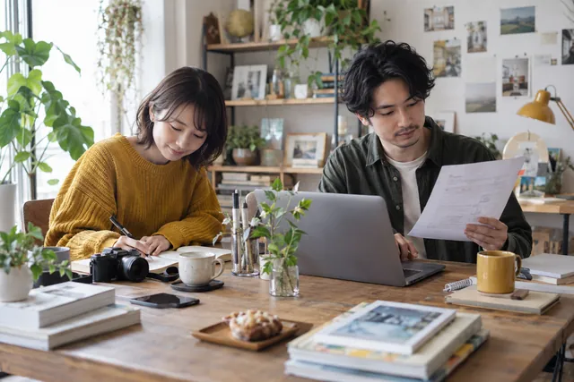 カメラとノートで発信を考える人と、依頼文を確認して執筆する人