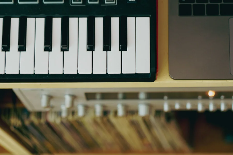 音楽制作に使う鍵盤とノートパソコン